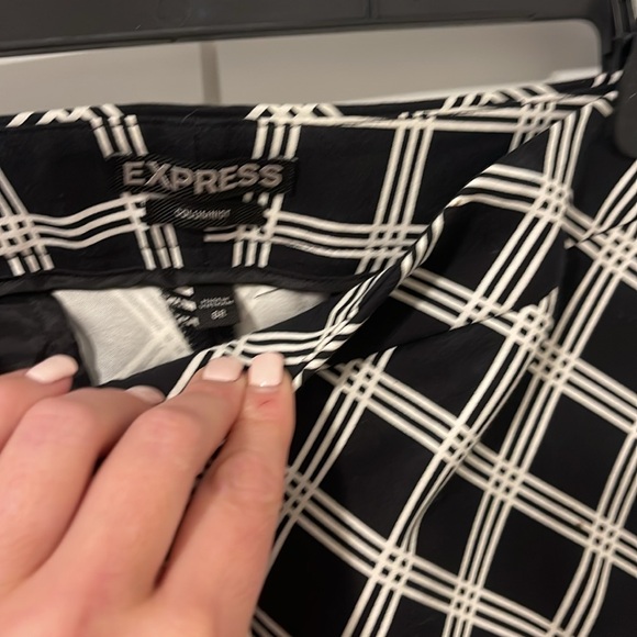 Like NEW!!! EXPRESS Columnist Fitted Ankle Pants. Black white print. Size 6 - Picture 5 of 5